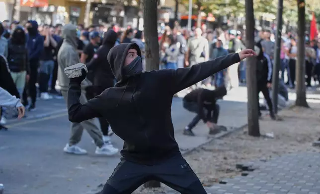 2026年10月20日周二，一名示威者在阿爾巴尼亞地拉那的反政府抗議中投擲石塊。(美聯社圖片/Boris Grdanoski) AP圖片