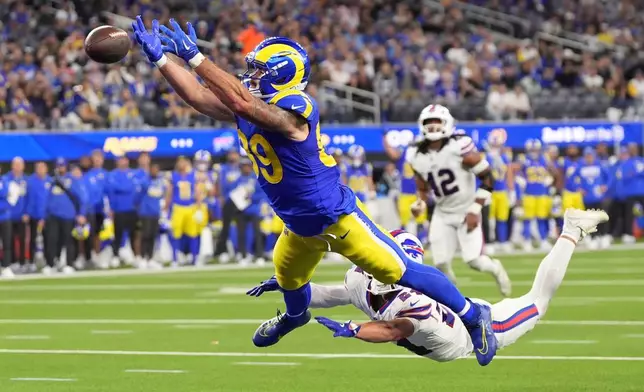 周一（2026年10月12日），加州英格爾伍德舉行的一場美式足球聯盟（NFL）比賽下半場，洛杉磯公羊隊邊鋒泰勒·希格比（左）未能接到傳球，水牛城比爾隊安全衛科爾·畢曉普防守時被判傳球干擾。(美聯社圖片/Gregory Bull) AP圖片