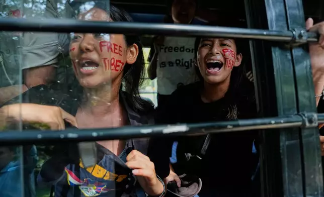 流亡藏人在中國國慶日於中國大使館外抗議期間被拘留，他們從警車上高喊口號。2026年10月1日周四，印度新德里。（美聯社圖片/Manish Swarup） AP圖片