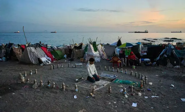 一名移民在西班牙休達飛地的埃爾特蘭波林海灘上，於早上祈禱。2026年10月1日周四。（美聯社圖片/Bernat Armangue） AP圖片