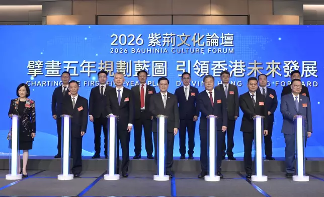 行政長官李家超出席2026年紫荊文化論壇。圖示（第一排左三起）國務院港澳事務辦公室原副主任、全國港澳研究會會長鄧中華博士、中央人民政府駐香港特別行政區聯絡辦公室副主任孫尚武、李家超、紫荊文化集團總經理崔朝陽、中華人民共和國外交部駐香港特別行政區特派員公署副特派員花有，與其他嘉賓在論壇合照。