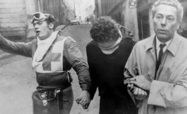 檔案圖片：1968年5月11日，法國巴黎拉丁區，警方與學生通宵激戰，一名學生眼睛受傷，1965年諾貝爾醫學獎得主Jacques Monod（右）安慰該名學生，一名紅十字會工作人員則在呼叫求助。(美聯社圖片/Guy Kopelowicz) AP圖片