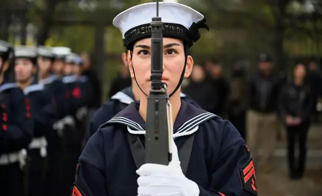 2026年10月28日周三，希臘北部塞薩洛尼基，一名希臘海軍成員在紀念奧希日（Ochi Day）的閱兵式前列隊，該節日旨在紀念希臘反抗法西斯意大利並加入第二次世界大戰。(美聯社圖片/Giannis Papanikos) AP圖片