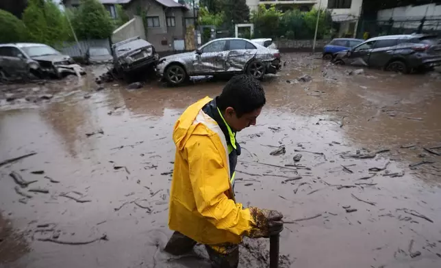 智利聖地亞哥拉斯孔德斯區，一名男子在暴雨引發山洪暴發後，涉水走過泥濘洪水。攝於2026年10月8日周四。(美聯社圖片/Esteban Felix) AP圖片