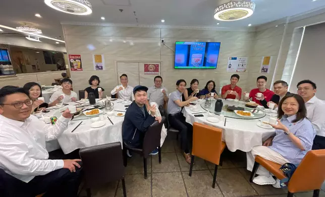 民青團隊與「APEC Young Entrepreneurs Conference」中國香港代表團成員飲茶賀國慶。