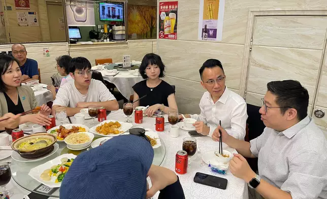 民青團隊與「APEC Young Entrepreneurs Conference」中國香港代表團成員飲茶賀國慶。