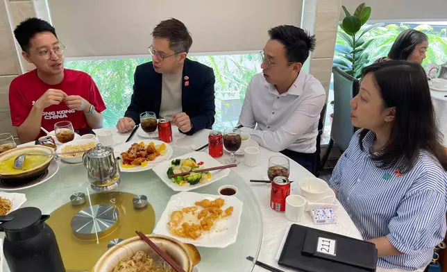 民青團隊與「APEC Young Entrepreneurs Conference」中國香港代表團成員飲茶賀國慶。