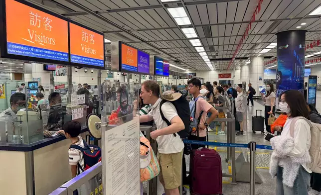入境處靈活調派人手，維持通關暢順。fb圖片