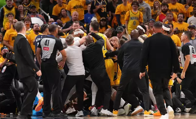 在印第安納波利斯舉行的一場NBA籃球賽上半場，達拉斯獨行俠隊與印第安納溜馬隊球員在一次嚴重犯規後發生衝突。攝於2026年10月23日周五。(美聯社圖片/AJ Mast) AP圖片