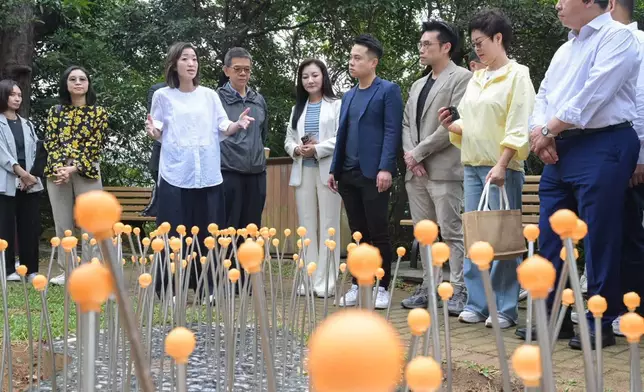 旅遊事務專員與中西區區議會視察山頂光影匯項目。文體旅局fb圖片