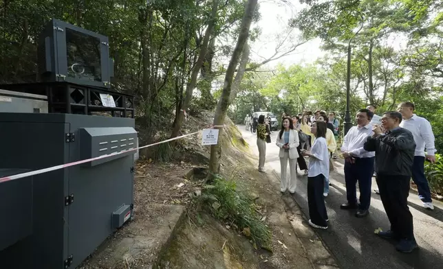 旅遊事務專員與中西區區議會視察山頂光影匯項目。文體旅局fb圖片