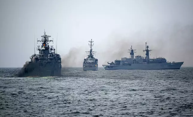 (美聯社圖片/Andreea Alexandru) 檔案圖片：二零二四年四月十六日，羅馬尼亞軍艦在羅馬尼亞康斯坦察外，羅馬尼亞海軍主導的演習期間，在煙霧中航行。 AP圖片