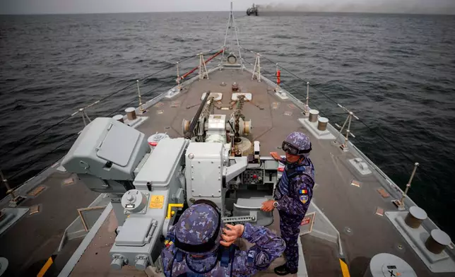 (美聯社圖片/Andreea Alexandru) 檔案圖片：二零二四年四月十六日，羅馬尼亞海軍軍人在羅馬尼亞康斯坦察外，羅馬尼亞海軍主導的演習期間，在M-270掃雷艦上，站在一門火炮旁邊。 AP圖片