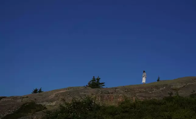 2026年7月11日周六，緬因州阿卡迪亞國家公園凱迪拉克山頂，來自俄亥俄州的林賽·阿克爾站立著。(美聯社圖片/傑西·沃達爾斯基) AP圖片