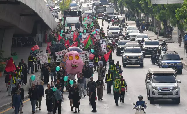 2026年10月15日周四，泰國曼谷，示威者在反對國際貨幣基金組織及世界銀行集團的示威期間，遊行前往會議場地。(美聯社圖片/Sakchai Lalit) AP圖片