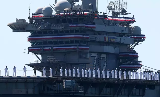 「林肯號」航空母艦於2026年10月8日周四，完成部署後返回聖地牙哥灣。攝於聖地牙哥。(美聯社圖片/Karl Anderson) AP圖片