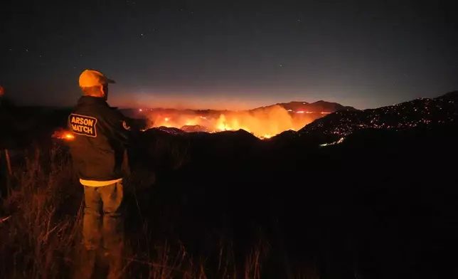 2026年10月15日周四，布賴森山火照亮加州馬利布的山脊。(美聯社圖片/Jae C. Hong) AP圖片