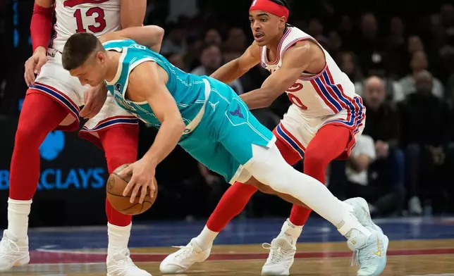 2026年10月21日周三，紐約，NBA籃球賽上半場，布魯克林籃網隊的米高布朗（右）對夏洛特黃蜂隊的格雷森艾倫犯規。(美聯社圖片/Seth Wenig) AP圖片