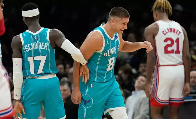 2026年10月21日周三，紐約，NBA籃球賽下半場，夏洛特黃蜂隊的格雷森艾倫（8號，右）與丹尼斯舒路德（17號）慶祝。(美聯社圖片/Seth Wenig) AP圖片