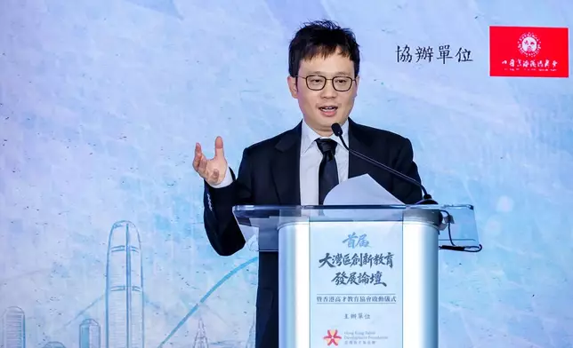 鄭豐認為教育的價值往往在於一個人打開原本難以接觸的世界。
