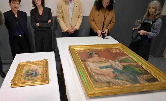 尋回的畫作《科隆納羅馬諾夫人肖像》（右）及《井邊少女》，攝於二零二六年十月十二日周一，在法國馬賽跨學科文物保育修復中心展出。兩幅畫作均從卡涅市雷諾瓦博物館失竊。(美聯社圖片/Philippe Magoni) AP圖片