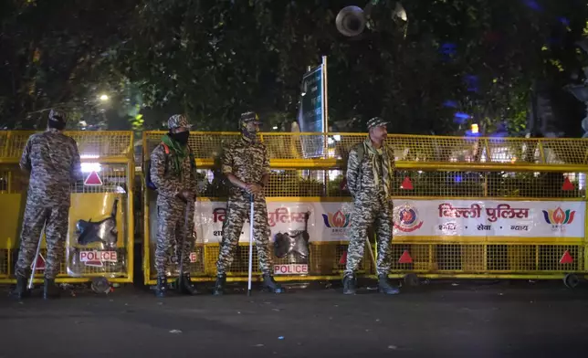 士兵周一（2026年10月12日）在印度新德里市中心的路障旁站崗。(美聯社圖片/Yirmiyan Arthur) AP圖片