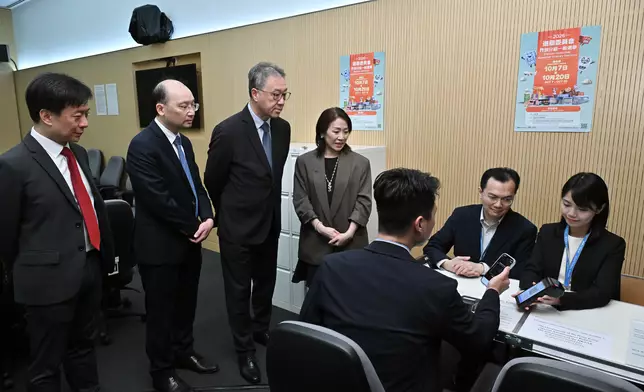 選舉管理委員會主席陸啟康到訪位於添馬政府總部的選舉主任辦事處，了解接收提名表格的流程，並視察場地準備情況。