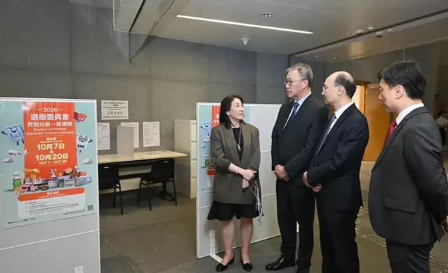 選舉管理委員會主席陸啟康到訪位於添馬政府總部的選舉主任辦事處，了解接收提名表格的流程，並視察場地準備情況。