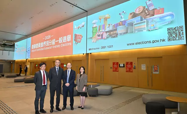 選舉管理委員會主席陸啟康到訪位於添馬政府總部的選舉主任辦事處，了解接收提名表格的流程，並視察場地準備情況。