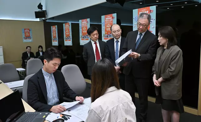 選舉管理委員會主席陸啟康到訪位於添馬政府總部的選舉主任辦事處，了解接收提名表格的流程，並視察場地準備情況。