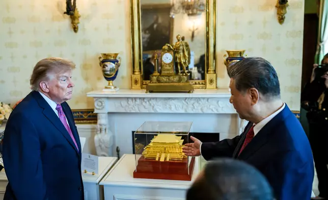 習近平向特朗普送贈金色的北京故宮太和殿模型