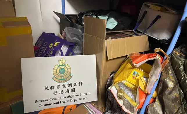 香港海關在觀塘搗破一個懷疑私煙貯存倉庫 政府新聞處圖片