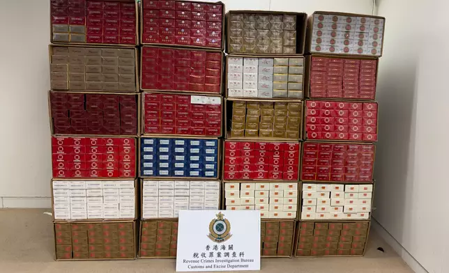 香港海關在觀塘搗破一個懷疑私煙貯存倉庫 政府新聞處圖片