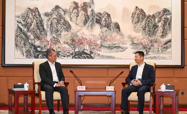 陳茂波（左）與中國證券監督管理委員會主席吳清（右）會面。政府新聞處圖片