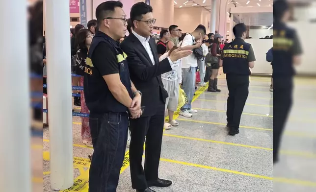 入境處副處長程和木星期五晚先後到皇崗口岸及深圳灣管制站，實地了解前線人員應對客流車流的情況。入境處IG圖片
