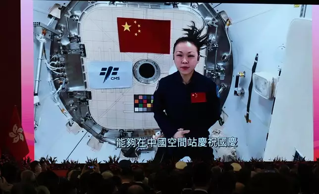 正在參與神舟23號載人飛行任務的香港載荷專家黎家盈，透過影片向國家送上祝福。巴士的報記者攝