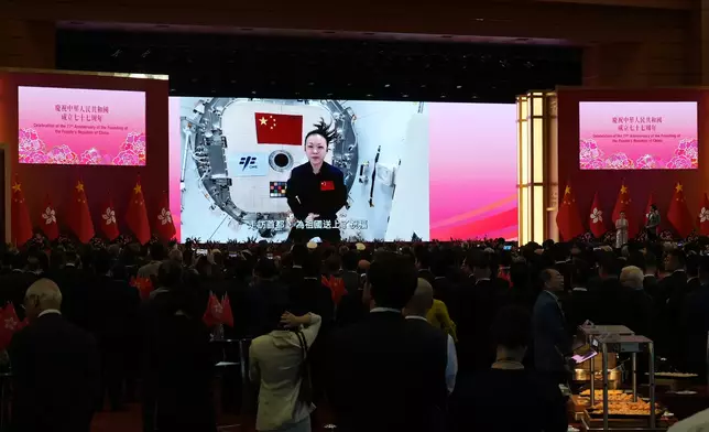 正在參與神舟23號載人飛行任務的香港載荷專家黎家盈，透過影片向國家送上祝福。巴士的報記者攝
