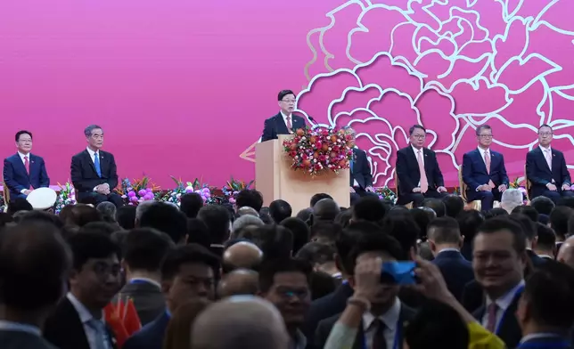 行政長官李家超在國慶酒會致辭。巴士的報記者攝