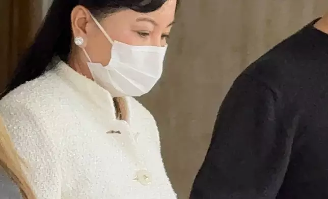張燕花在親友陪同下離開高院。巴士的報記者攝