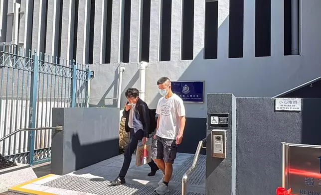 警國安處拘2人，包括一名持牌保險經紀的男子（左），涉嫌於不同社交平台上營運專頁。巴士的報記者攝