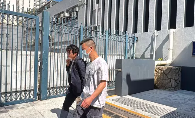 警國安處拘2人，包括一名持牌保險經紀的男子（左），涉嫌於不同社交平台上營運專頁。巴士的報記者攝