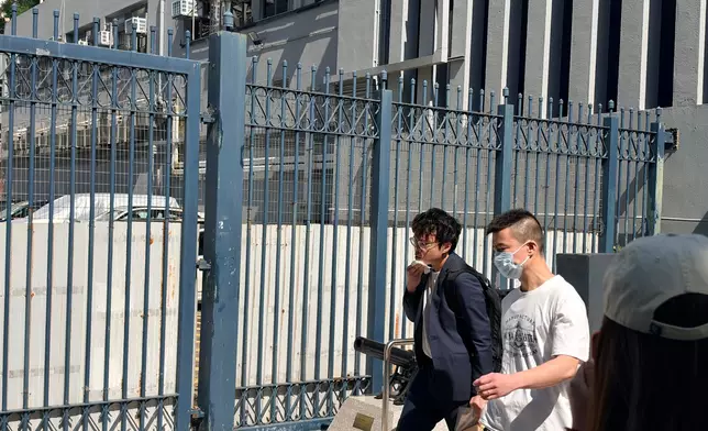 被捕的持牌保險經紀男子（左）