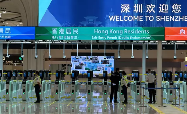早上6時35分鐘起，5樓離境大堂已有多名市民準備出境前往深圳。巴士的報記者攝