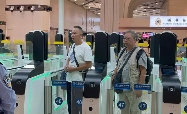 市民旅客體驗「合作查驗、一次放行」的全新通關模式。巴士的報記者攝