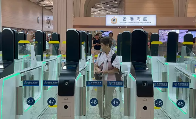 市民旅客體驗「合作查驗、一次放行」的全新通關模式。巴士的報記者攝