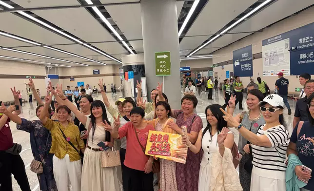 崔定邦透露，星期一(10月12日)約有20至30個旅行團取道皇崗口岸前往內地。巴士的報記者攝