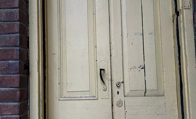 即使在抗日戰爭結束後，重啟明園的建設修補工作，當年用於門窗邊框和把手的上等柚木材質已難以尋回並復原，只能用普通建材替代；但與原有用料一比，一眼便能看出當中的質感落差。圖片來源：受訪者提供