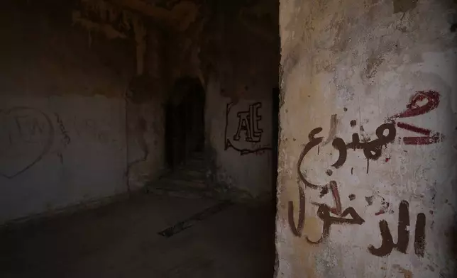塗鴉寫上「禁止進入」的字樣，標示著黎巴嫩巴姆敦（Bhamdoun）廢棄巴姆敦猶太教堂內的一面牆壁。攝於二零二六年九月十九日，周六。(美聯社圖片/Hassan Ammar) AP圖片