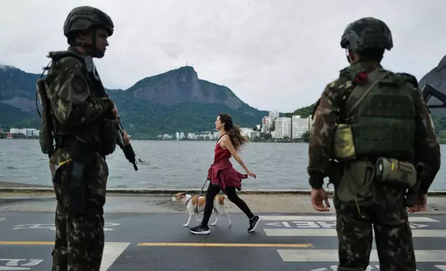 2026年10月25日周日，士兵在巴西里約熱內盧的總統決選期間站崗。 (美聯社圖片/Lucas Landau) AP圖片