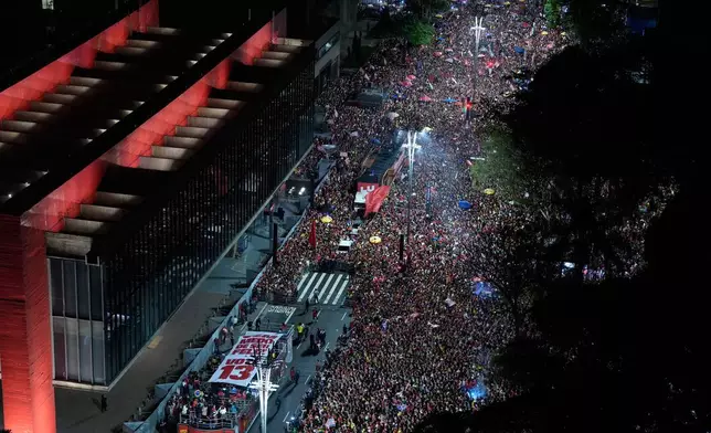 2026年10月25日周日，總統盧拉的支持者在巴西聖保羅的保利斯塔大道上聚集，慶祝他在總統決選中贏得第四個任期。 (美聯社圖片/Andre Penner) AP圖片